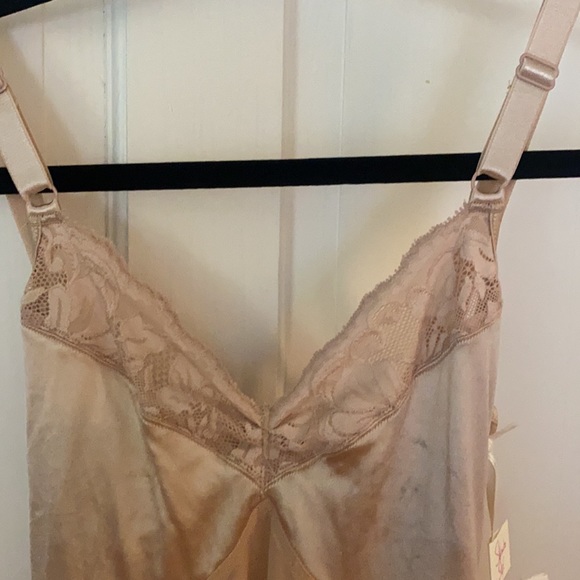 ▫️SPANX Haute Contour Slip - Picture 4 of 6